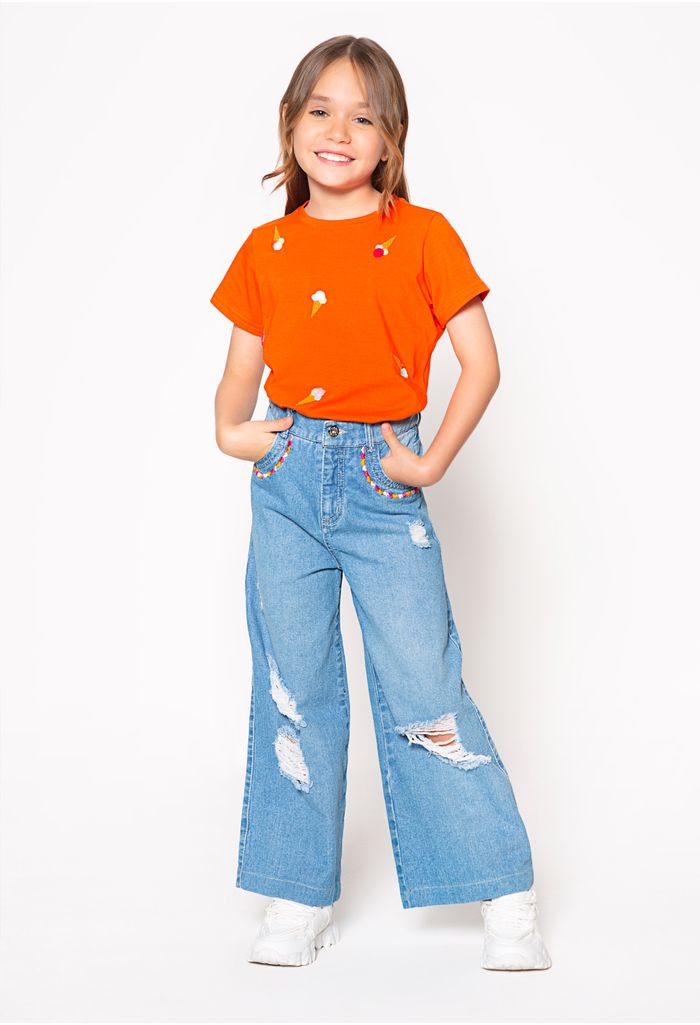 Una niña con una camiseta naranja con el número 1 en la camiseta.