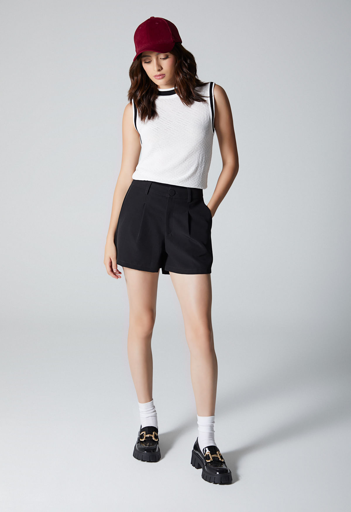 Short tiro alto con prenses para mujer
