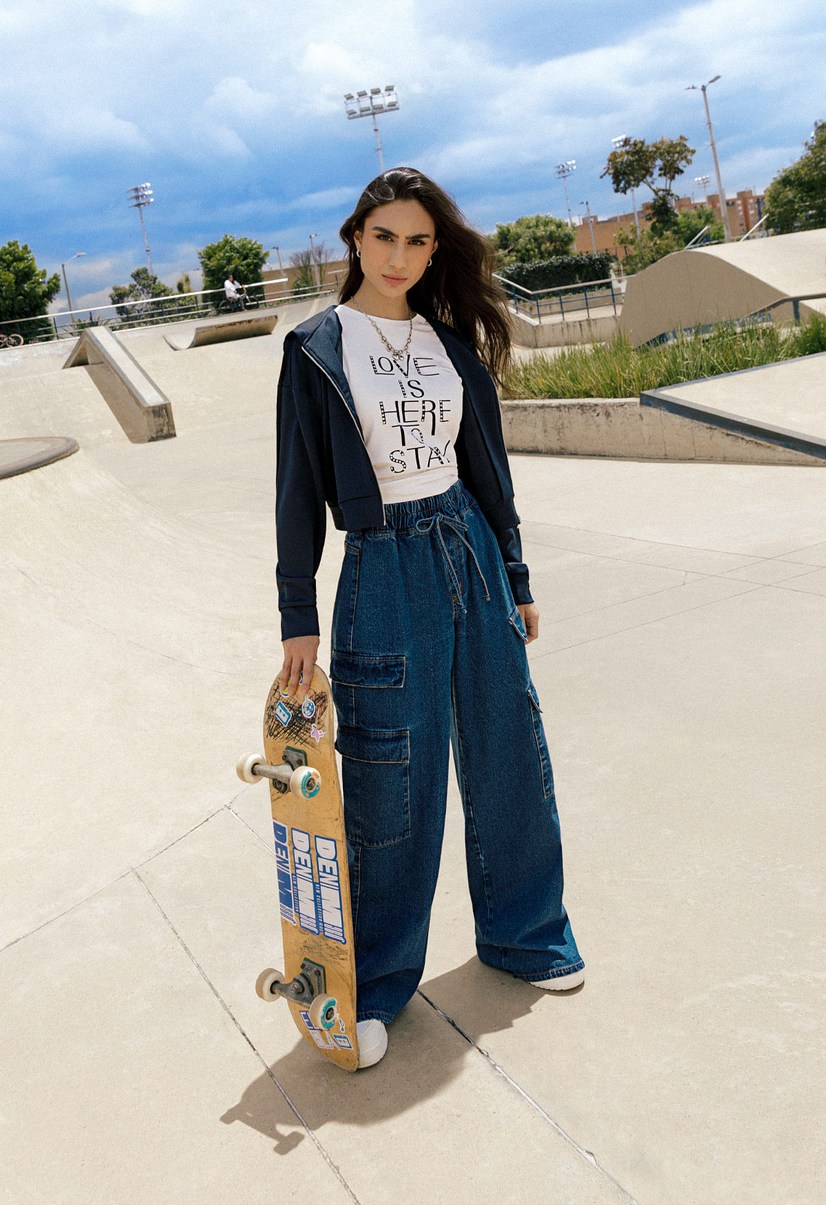 Camiseta estampada con apliques para mujer