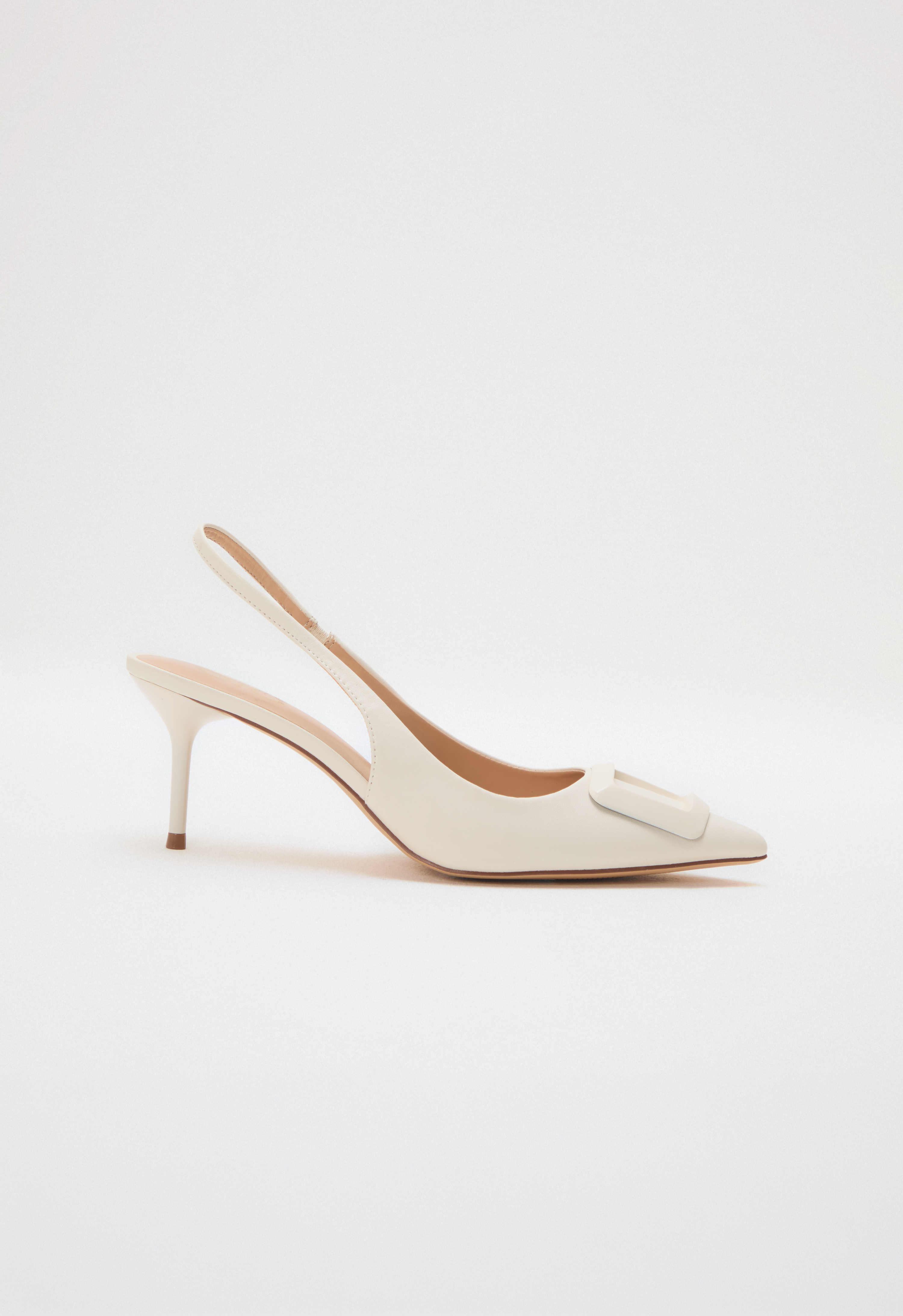 Stiletto con hebilla a tono